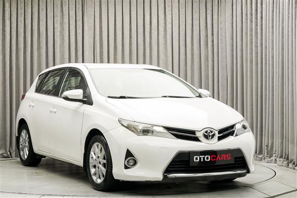 TOYOTA-AURIS-2015