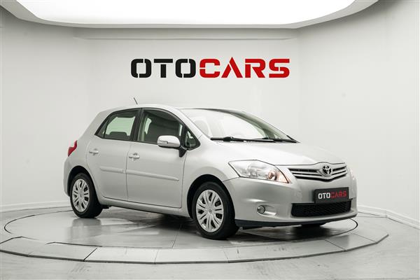 TOYOTA-AURIS-2011