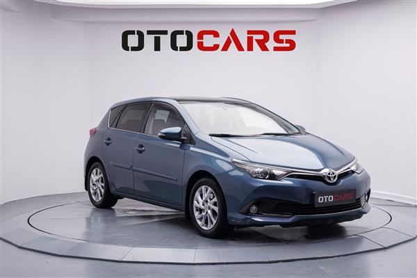 TOYOTA-AURIS-2016